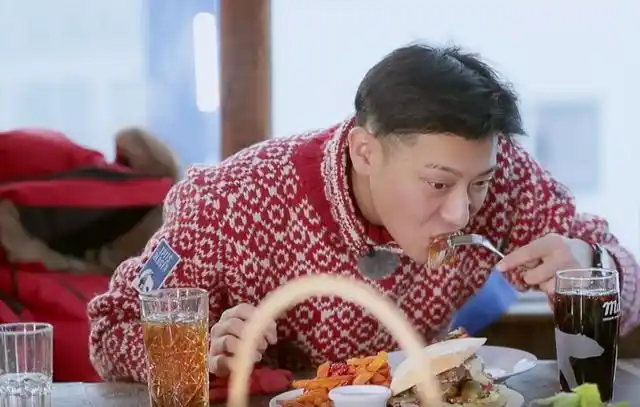 而且他们主要的食物就是面包和肉,就在这时候黄子韬吃饭有谁注意他的