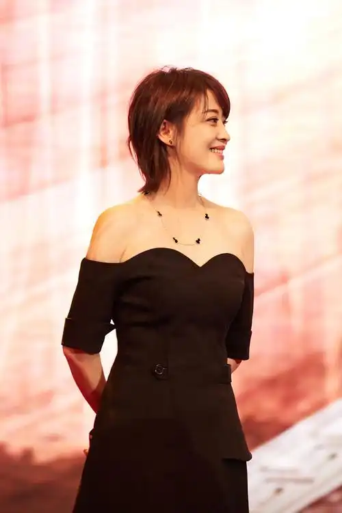 梅婷亮相琅琊榜2发布会短发率真随性显俏皮