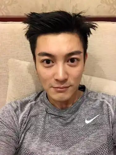 不过瞅瞅杜江的大眼睛以及霍思燕的双眼皮,嗯哼想不是双眼皮都难啊!