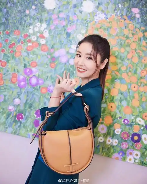 林心如新发型真好看,高马尾配微卷龙须刘海,穿碧蓝西装美得出众