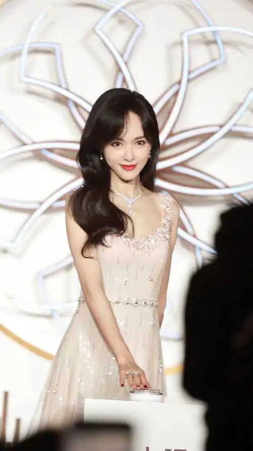 唐嫣活动生图##唐嫣钻石鎏光羽毛长裙