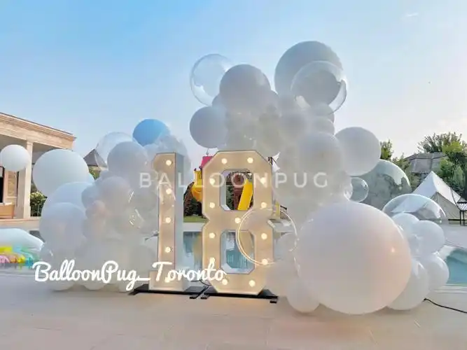 家里的松狮一边嗷嗷吼,一边尾巴却一直在摇,也不知道是个什么意思