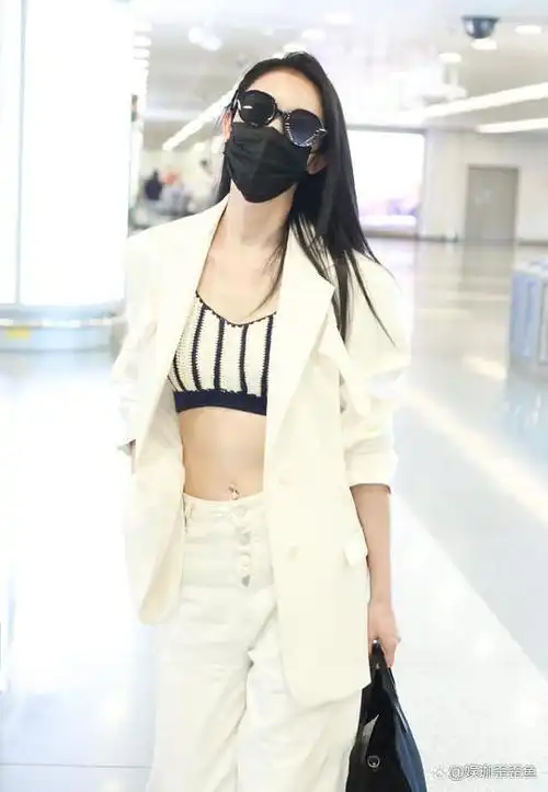 37岁张俪晒健身美照,蜂腰翘臀,脐环抢镜,立志十天练出马甲线