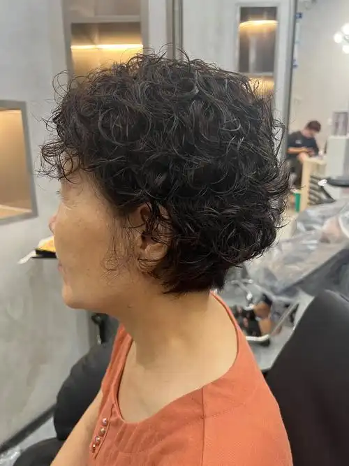 妈妈烫发发型,突出个人气质「girls day hair salon