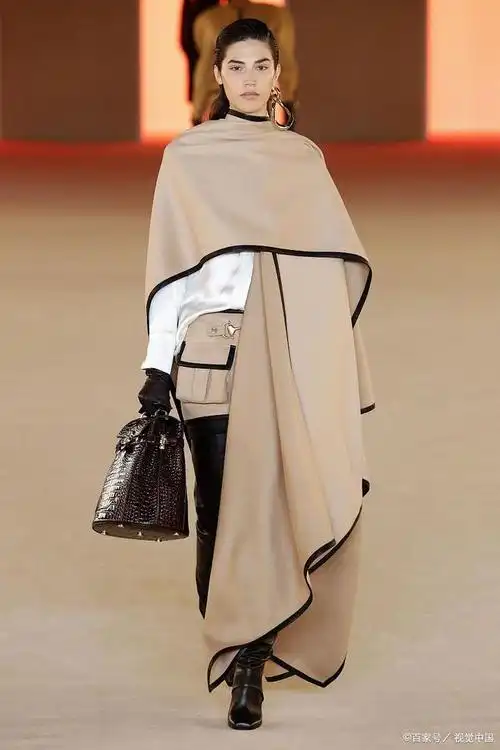 北京时间10月14日,2021秋冬巴黎时装周正式拉开帷幕.