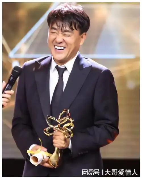 演员何冰为什么结婚几十年零绯闻看看他的妻子是谁就知道了