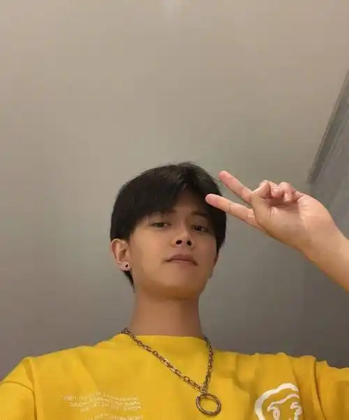 任嘉伦发九宫格自拍,还是熟悉的配方,不过照片有点不一样_不知道_文案