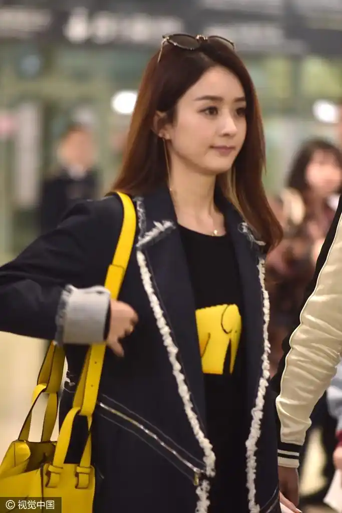 组图:赵丽颖御姐look范儿现身机场 手拿玩偶暴露少女心_高清图集_新浪