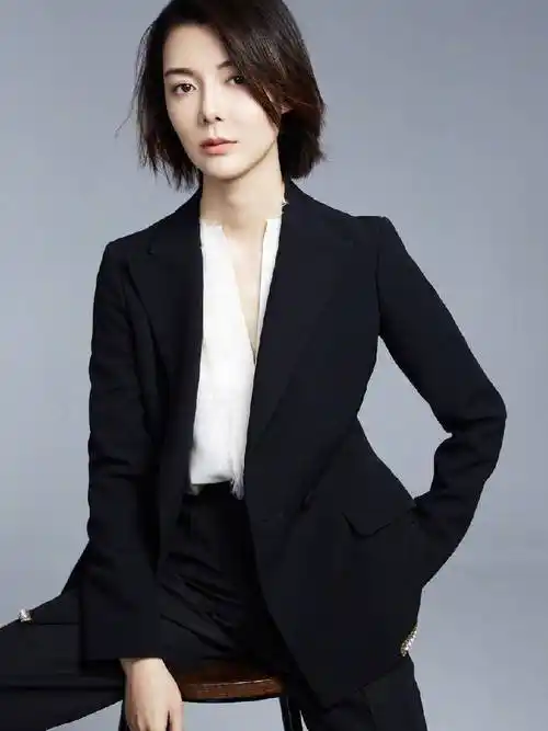 车晓和李念同框看出气质差别穿连体裤潇洒利落显出女强人魅力