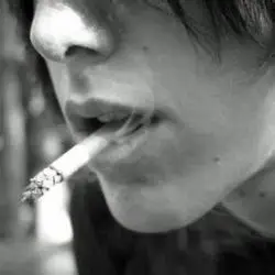 头像男黑白吸烟图片