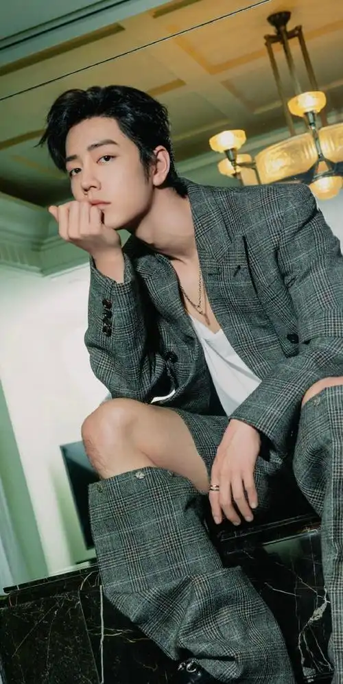 寰宇古驰典藏展#【被最完美性感男性身材肖战宠幸加身的】男装短裤是