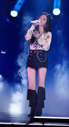 张碧晨在下半身穿的一条黑色的短裤,为了显腿长,还穿了一双黑色长筒靴