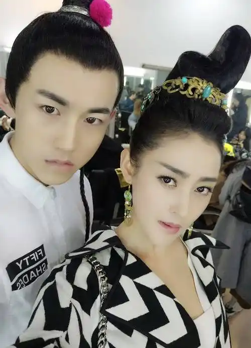 双方的昵称一"老公""老婆"相互称呼,可见这个时候的郭俊辰有早恋的