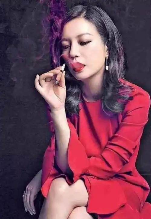不过现实中赵薇也曾被拍到在饭后抽烟的照片,果然不是装的.