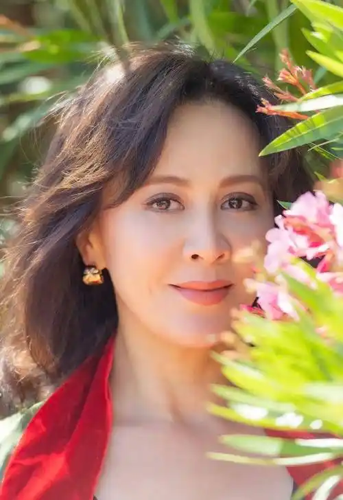 刘嘉玲新年照引发热议,穿嫩粉色服装被嘲"土气",59岁了还装嫩_时尚