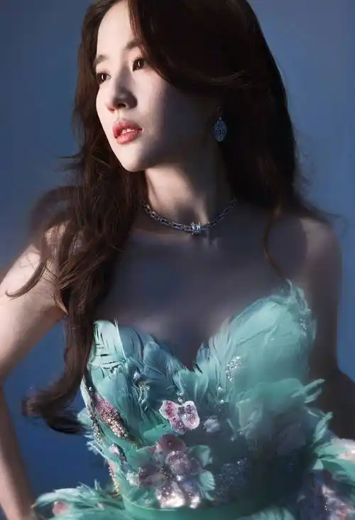 刘亦菲绿色羽毛抹胸拖地长裙时尚写真,锁骨深邃性感身材婀娜曼妙