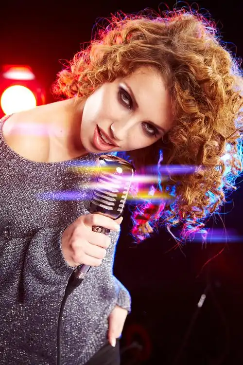 拿着麦克风唱歌的性感美女