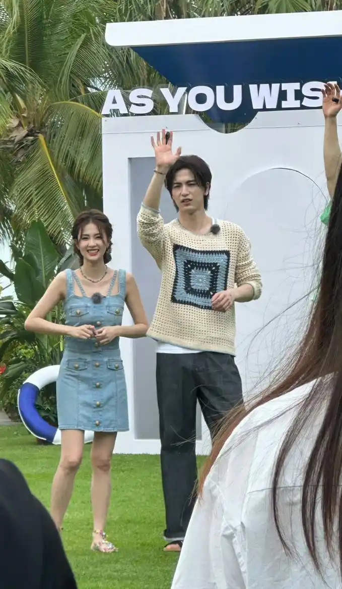 张凌赫身高有188公分,很多人站在他身边都会显得小鸟依人,比如与他