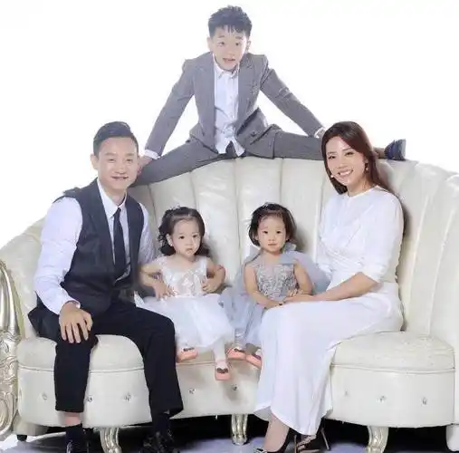 杨威晒一家五口合照,杨云穿连衣裙秀美腿,10岁杨阳洋越长越帅!