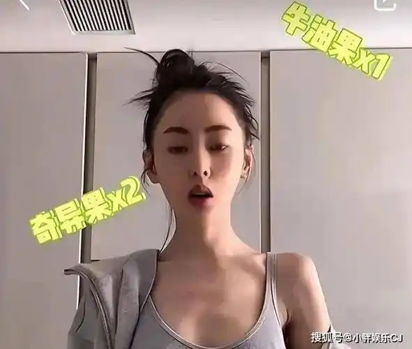 张天爱直播间中秀身材,腰部马甲线十分明显,网友:先把衣服穿好_健身