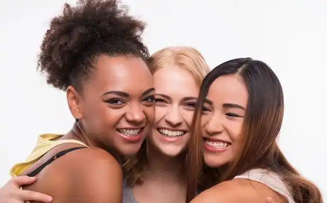 人与人之间不存在生殖隔离,白人可以和黑人结婚,黄种人也可以和棕色