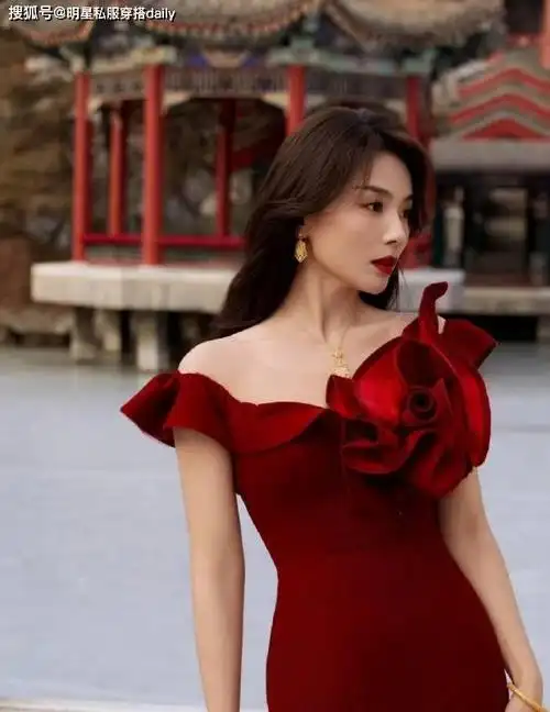 45岁刘涛治愈年龄焦虑大红色荷叶露肩长裙秀腰臀比好绝啊