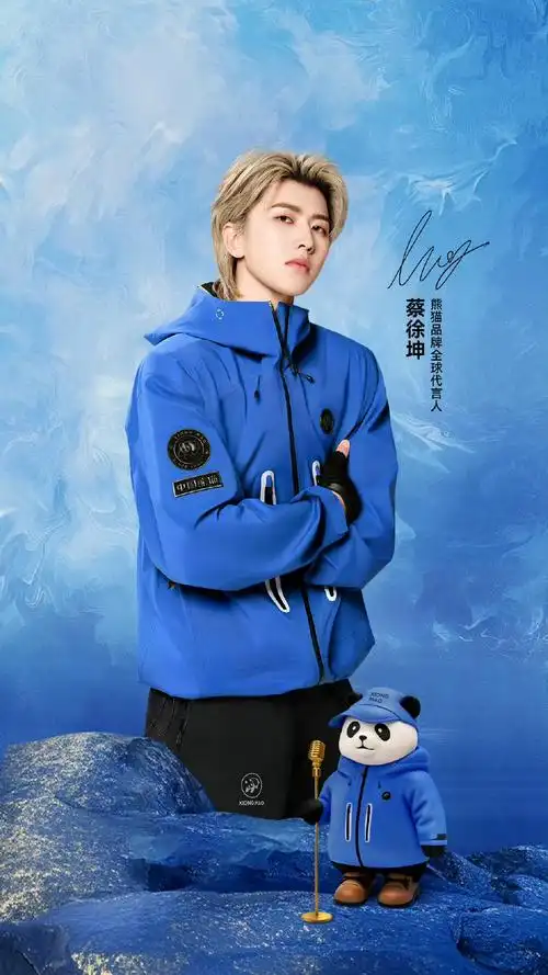 现在看蔡徐坤怎样都萌萌的,和小熊猫那么可爱的在一起