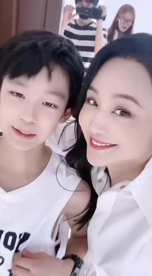 7月23日,前央视主持曹颖在社交平台大晒儿子的高颜值,各种怼脸拍,而