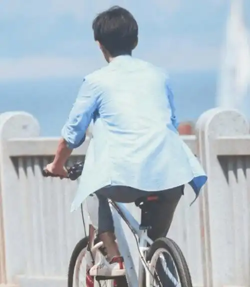 四张肖战的"背影"里混入一个宋威龙,王一博一脸懵,真爱粉也认不出!