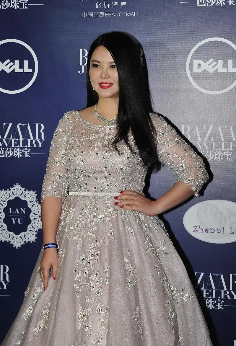 李湘胖的真高调昂首挺胸贵气十足不过这肚子真是比老公还圆