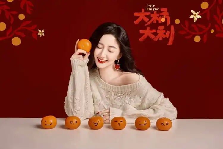 陈欣予晒新年贺岁大片俏皮可爱年味十足