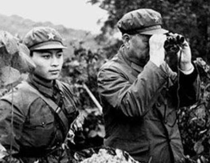 【对越自卫反击战:图1许世友观察越军阵地,图2医护兵为士兵输液】战士