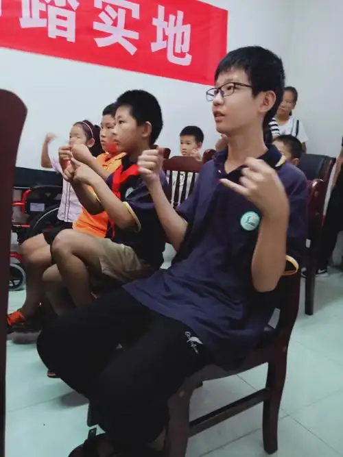 胜利路小学关爱聋哑人学习手语活动