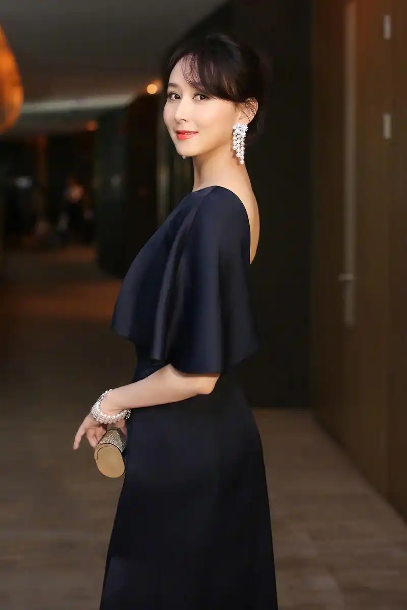 胡静:集性感妩媚和优雅大气于一身,展现出十足的女人味