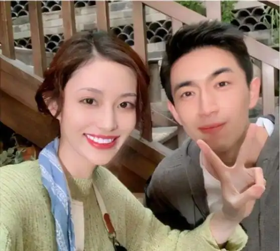 林更新与女友逛街被拍女方身材高挑长相漂亮近照神似陈亚男