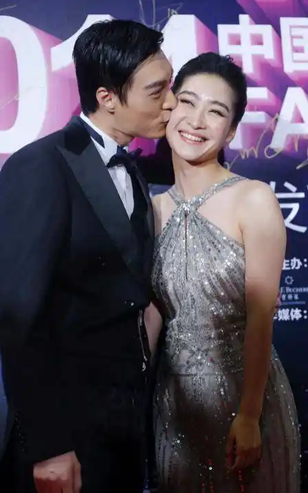 不知道你们发现没有,陶昕然老师的丈夫--何建泽外形有点像吴彦祖,尤其