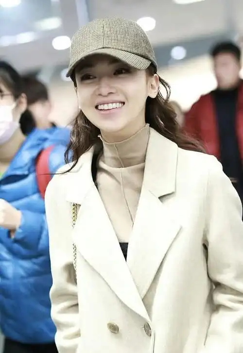 吴谨言素颜现身机场笑容灿烂精神异常