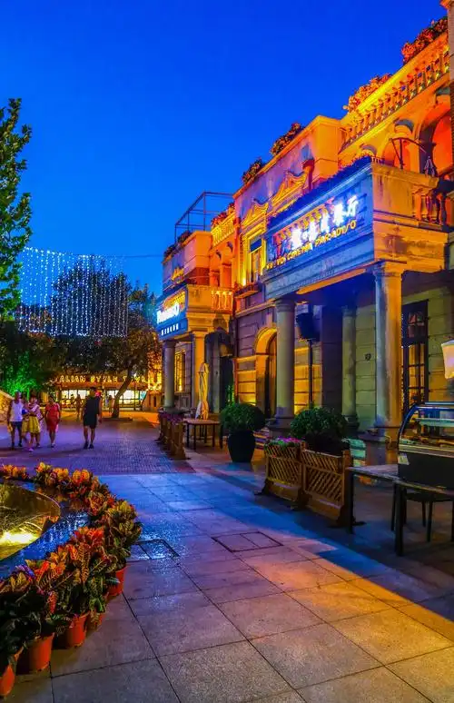 夜色中的天津意大利风情街