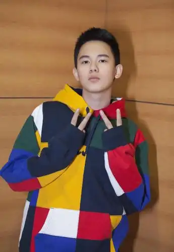 胡先煦女友晒短发照,网友评论说胖了