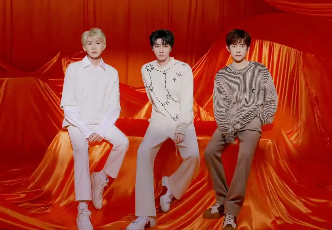 《魔法城堡》彩排,网友调侃没想到十年三小只还能夹起来 #tfboys夹