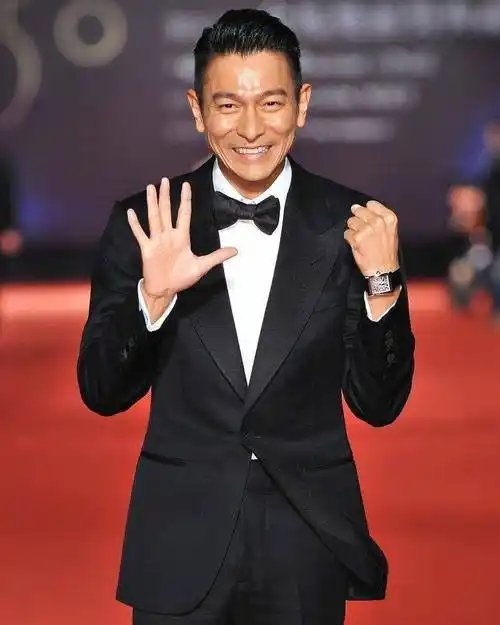 刘德华"反油腻"的秘笈:裤子永远短一截,西服不配西裤,太高级_造型