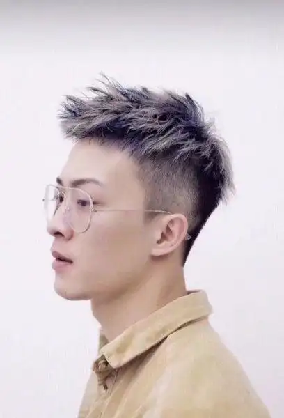 男生剃什么发型显得脸瘦阳光帅酷的男生短发图