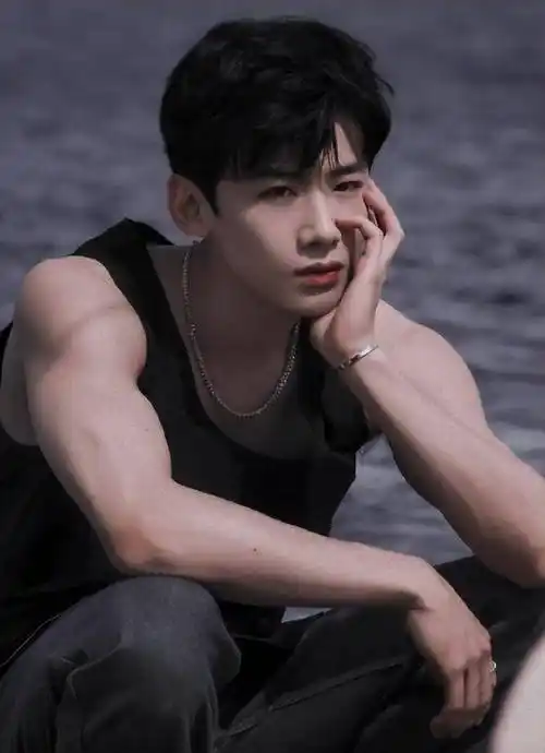 白敬亭一夜掉粉20万,如今事件反转,央视力捧他的原因找到了!