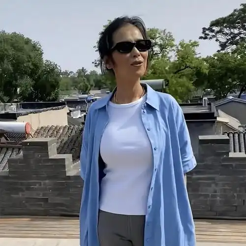 59岁韦唯跟年轻时判若两人但身材保持很好穿紧身衣还风韵犹存