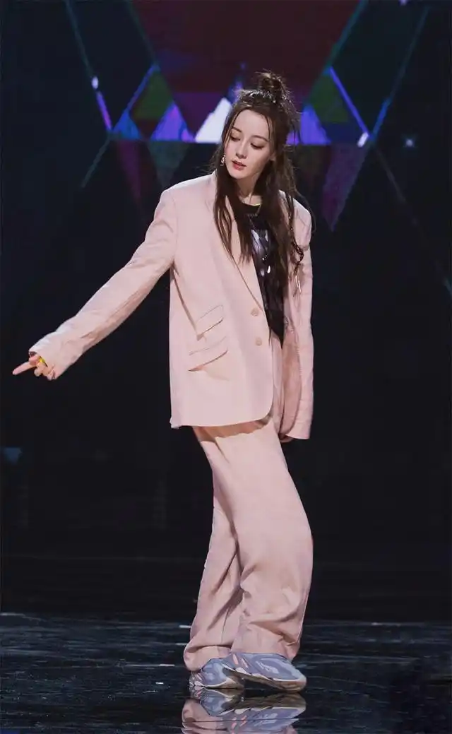 热巴穿粉色太会撩,椰子鞋酷劲十足,168cm身高穿男款西装这么攻