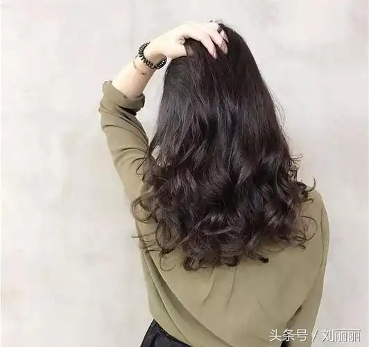 最好打理的发型"发尾烫"因为不烫发根所以头顶最自然不凌乱,发尾的卷