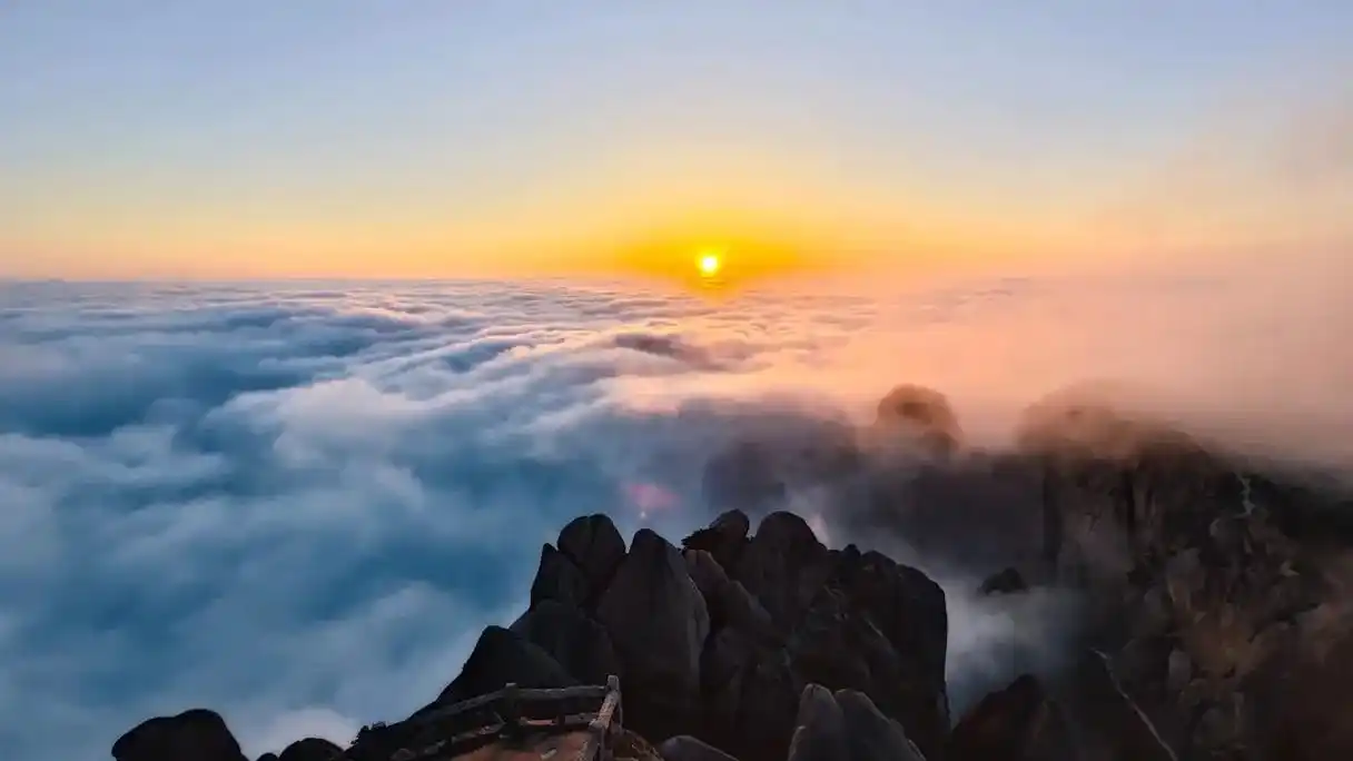 黄山现佛光和落日云海景观图文