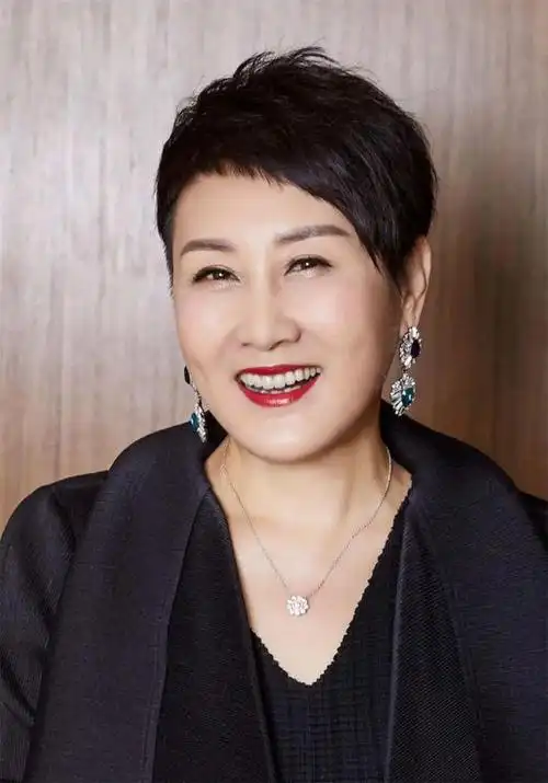 看了60岁的张凯丽我悟了头发要短衣要深色方能睿智优雅