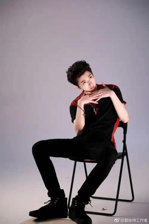 工作室发库存福利蔡徐坤长腿吸睛