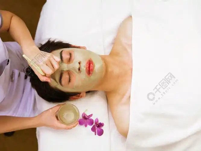 接受面部护理的男人